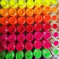 Poudre de pigment néon fluorescent à faible MOQ, forte intensité de teinte, colorant industriel multi-tons pour revêtement en résine époxy en vrac