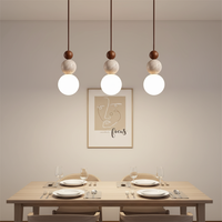 Lustre simple de style crème Wabi-Sabi en pierre de travertin avec abat-jour sphérique pour comptoir, chevet, salle à manger
