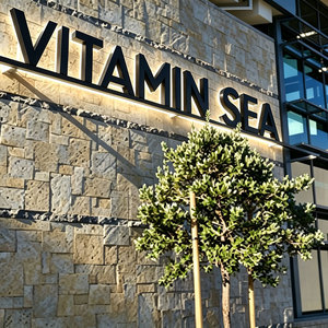 Insegna LED 3D Personalizzata con Logo, Lettere per Edifici, Insegna Commerciale per Marina, Insegna Aziendale per Esterni, Lettere Luminose 3D, Segnaletica LED - Product Image 1