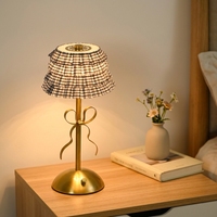 Lampe de table de luxe avec abat-jour à volants, lampe de bureau LED à trois couleurs réglables, décoration pour chambre à coucher et salon