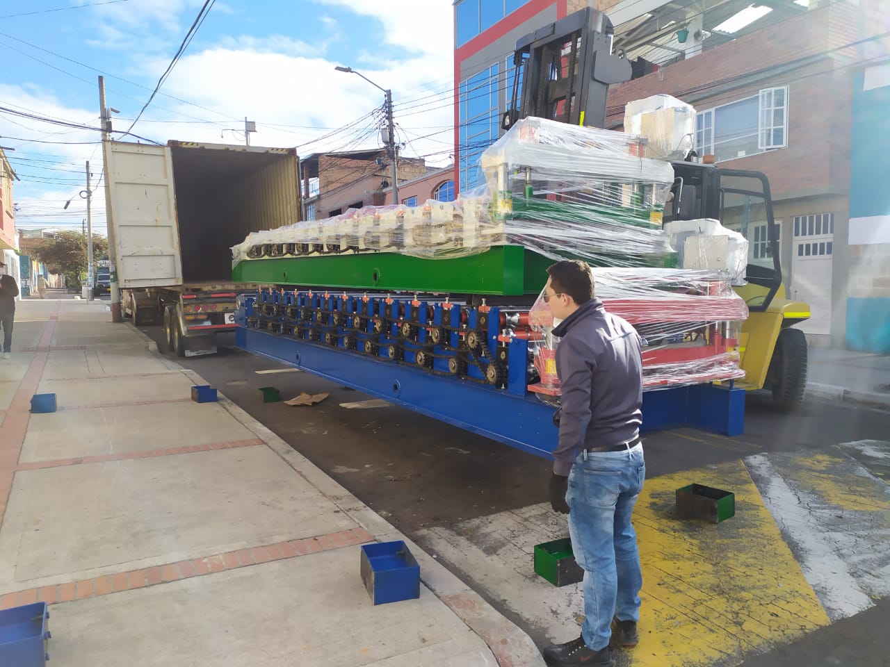  El SOLDADO ENROLLADO EN EL EJÉRCITO automático PPGL GL de PPGI acanaló el rollo de la techumbre del metal de la capa doble del panel de IBR que formaba la teja de la hoja del tejado de la máquina que hacía la máquina