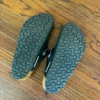 Chaussons pour hommes de haute qualité, semelle épaisse, boucle en métal, design brodé personnalisé
