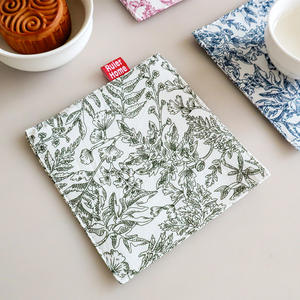 Sous-verre carré en tissu Quiet Home, en coton double couche, isolant thermique, imprimé floral, durable, rouge, bleu, vert - Product Image 3