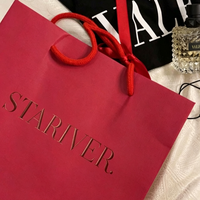 Sac cadeau en papier texturé rouge en gros avec logo concave personnalisé et nœud en ruban de soie pour bijoux, mariage, cosmétiques