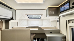 La autocaravana Changan al por mayor más vendida en China 4X4 New RV Extra Large Space Long Endurance RV Camp Adventure RV Motorhome - Product Image 2