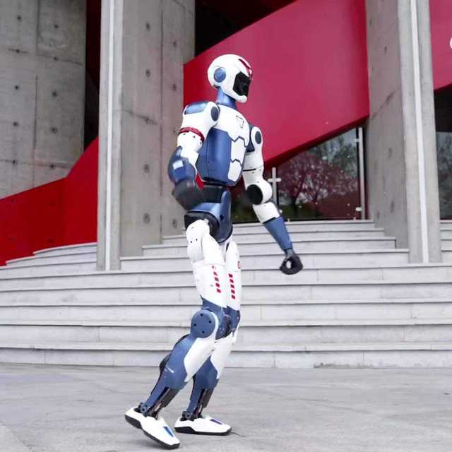 The Newly Developed R1 Humanoid Robot Features Flexible Movement and Personalized Appearance Design
