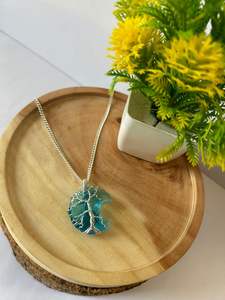 Collar con colgante de luna de resina azul hecho a mano estilo bohemio alambre de plata árbol vida luna creciente cuerda de aleación de cuarzo resonante - Product Image 3
