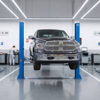 Pont élévateur automobile standard 4 tonnes à deux colonnes avec base compacte et bras ultra-bas pour ateliers professionnels