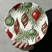 Assiette en céramique à thème de Noël, rouge et verte, ornements suspendus, branche de pin, émaillée, compatible micro-ondes, design frais et mignon, plate
