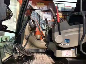 Excavadora Usada Hitachi Zx200 Fabricada en Japón, Excavadora Usada Hitachi con Acoplador Rápido y Bomba Hidráulica Shimadzu - Product Image 5