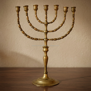 Vintage Klassische Siebenarmige Handgefertigte Vergoldete Menora aus Massivem Messing für Hochzeiten - Product Image 3