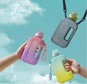 26 Unzen transparente Plastik-Wasserflasche mit Strohhalm tragbare Sportflasche für den Außenbereich rechteckige flache Reisetasse mit Seilgriff