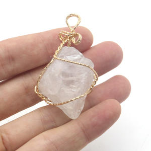 Pendentif en cristal naturel <span class=keywords><strong>de</strong></span> guérison en gros, fait main, enveloppé <span class=keywords><strong>de</strong></span> fil doré, pierre brute pour la décoration - Product Image 6