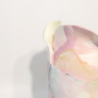 Vase à fleurs en céramique multicolore abstrait moderne, fait main, surface texturée, centre de table, décoration intérieure