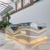 Comptoir de bar à gâteaux portable en pierre artificielle blanche pour hall d'entrée avec vitrine en verre et logo LED
