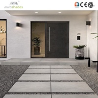Porte d'entrée majestueuse en alliage d'aluminium avec ouverture à battant à arche pour villas et appartements aux Émirats arabes unis