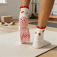 Chaussettes antidérapantes hexagonales en tricot à volants motif fraise pour femmes, idéales pour le Pilates et le yoga, avec faible MOQ et personnalisation possible