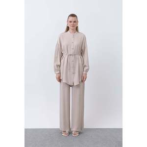 Ensemble tunique et pantalon pour femme Puane, détail boutons, col montant, tenue élégante en deux pièces pour tous les jours et le bureau, beige - Product Image 3