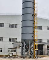 Silo à chaux robuste avec convoyeur à vis, décharge vibrante et dépoussiéreur pour la manutention de poudres chimiques