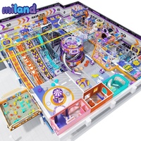 Aire de jeux intérieure amusante pour enfants avec trampoline, grands toboggans, piscine à balles, mur d'escalade