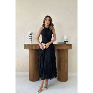 Robe de soirée noire en gros avec devant plissé et volants - Product Image 4