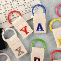 Nouveau porte-clés léger et tendance avec broderie de 26 lettres anglaises, pendentif DIY et cordon, aux couleurs pastel, pour sacs et bagages