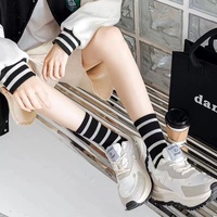 OEM nouvelle version coréenne polyvalente noir et blanc ins tendance décontracté rayures chaussettes de sport lettre M chaussettes pour femmes