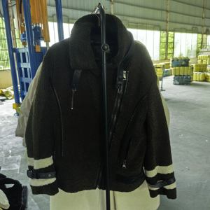 Lote de Roupas de Outono e Inverno Femininas Usadas AW016, Jaquetas de Pluma, Casacos de Lã e Casacos Acolchoados para Clima Frio - Product Image 1