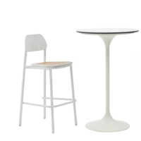 Ensemble de chaises de salle à manger d'extérieur modernes en métal avec accoudoirs et chaises de jardin empilables sans accoudoirs et tabourets de bar assortis