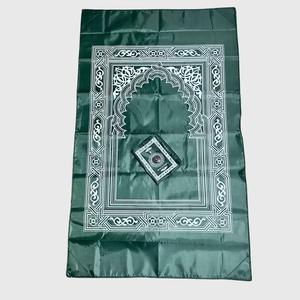 Tapis <span class=keywords><strong>de</strong></span> <span class=keywords><strong>prière</strong></span> musulman rectangulaire moderne en polyester, portable, imperméable, rembourré, lavable, jacquard, avec <span class=keywords><strong>boussole</strong></span> intégrée <span class=keywords><strong>pour</strong></span> <span class=keywords><strong>la</strong></span> maison - Vente en gros - Product Image 1
