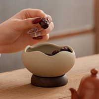 Kiezelschotelvormige snack schaal met houten voet 160ml steengoed noten schaal gebogen opening Wabi Sabi theetafel gedroogd fruit snoep schaal