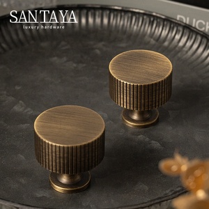Poignées Santaya en laiton massif bronze antique, à longues poignées en T côtelées pour armoires de chambre et tiroirs de cuisine - Product Image 2