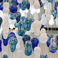 Lustre en verre artistique ondulé long, suspension personnalisée, verre bleu et blanc, installation pour hall d'hôtel, centre commercial