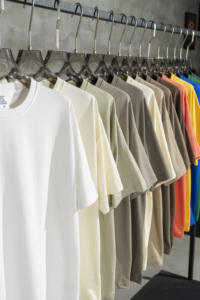 Camiseta con logotipo personalizado 260 GSM, ropa de calle pesada de gran tamaño, diseño en blanco, combinaciones de seda de fibra de bambú comprimida - Product Image 3