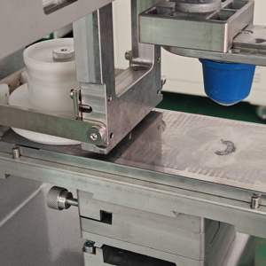 Machine de tampographie semi-automatique monocouche pour la décoration de logos sur vêtements, textiles et jouets avec traitement plasma - Product Image 5