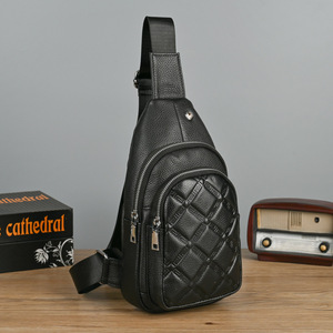 Bolso de Pecho de Cuero Genuino para Hombre, Negro, Gran Capacidad, Transpirable, para Viajes de Negocios, con Diseño de Cierre en Relieve - Product Image 3