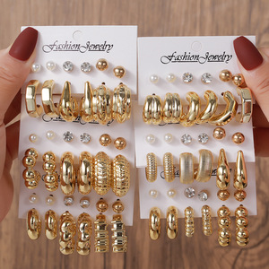 Boucles d'oreilles créoles dorées tendance avec perles et strass géométriques pour femme – Idéales pour les soirées - Product Image 1