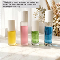 Vente en gros de flacons cylindriques en verre transparent givré de 5 ml et 10 ml, flacons vides pour huiles essentielles, rouleaux en acier inoxydable pour bouchons blancs