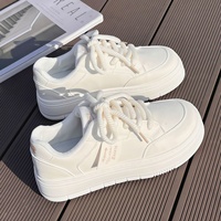 Baskets blanches pour femmes 2025 – Collection automne – Sportives et décontractées – Tige en cuir synthétique – Idéales pour les jupes
