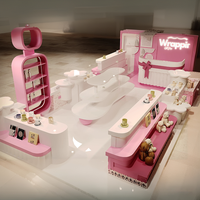 Plateforme d'exposition ouverte de style Sweet-Cool Girl, magasin éphémère, étagères multi-niveaux roses, design global