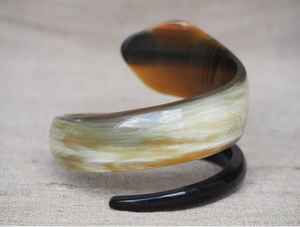 Bracelets artisanaux en corne de buffle, artisanat naturel, bijoux faits à la main pour femmes, accessoires élégants, uniques et durables. - Product Image 5