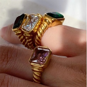 Anillo de Aro Elegante de Acero Inoxidable con Baño de Oro y Circonitas Cúbicas - Product Image 4