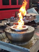 Gasbetriebenes Outdoor-Rundbecken mit dekorativer Echtflammen-Wasserfontäne
