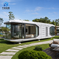 Maison capsule spatiale moderne, structure en acier, cabane préfabriquée pour complexe balnéaire, retraite en montagne et hôtellerie extérieure