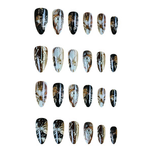Uñas Postizas Vintage Noir con Arte Barroco en Blanco y Negro y Detalles en Dorado, Uñas Acrílicas Almendradas de Lujo Estilo Old Money - Product Image 3
