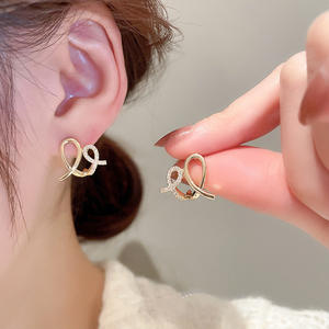 Orecchini a Perno con Fiocco in Oro 18K Massiccio, Cristalli e Strass con Incastonatura a Castone, Gioielli Unisex Minimalisti per Uso Quotidiano - Product Image 3