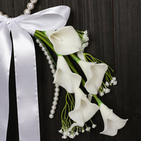 Bouquet de lys artificiels blancs avec poignée en perles, ruban en satin, nœud, couronne de fleurs pour mariage, bouquet de mariée