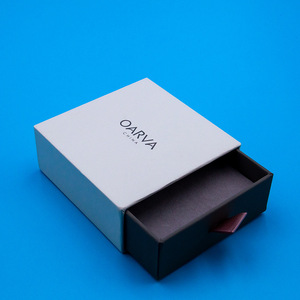 Scatola per Gioielli di Lusso con Logo Personalizzato, Confezione Regalo in Cartone Rigido con Nastro Estraibile - Product Image 1