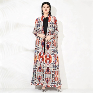 Mode Modeste 2026 – Manteau Long Plissé Miyake de Luxe à Imprimé Artistique, Coupe Ample Grande Taille, Style Cape Ouverte - Product Image 1