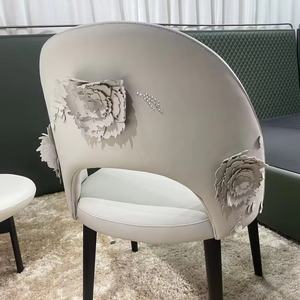 Chaise de salle à manger en bois massif sculpté de style britannique, personnalisable, avec revêtement en cuir léger, idéale pour la réception - Product Image 1
